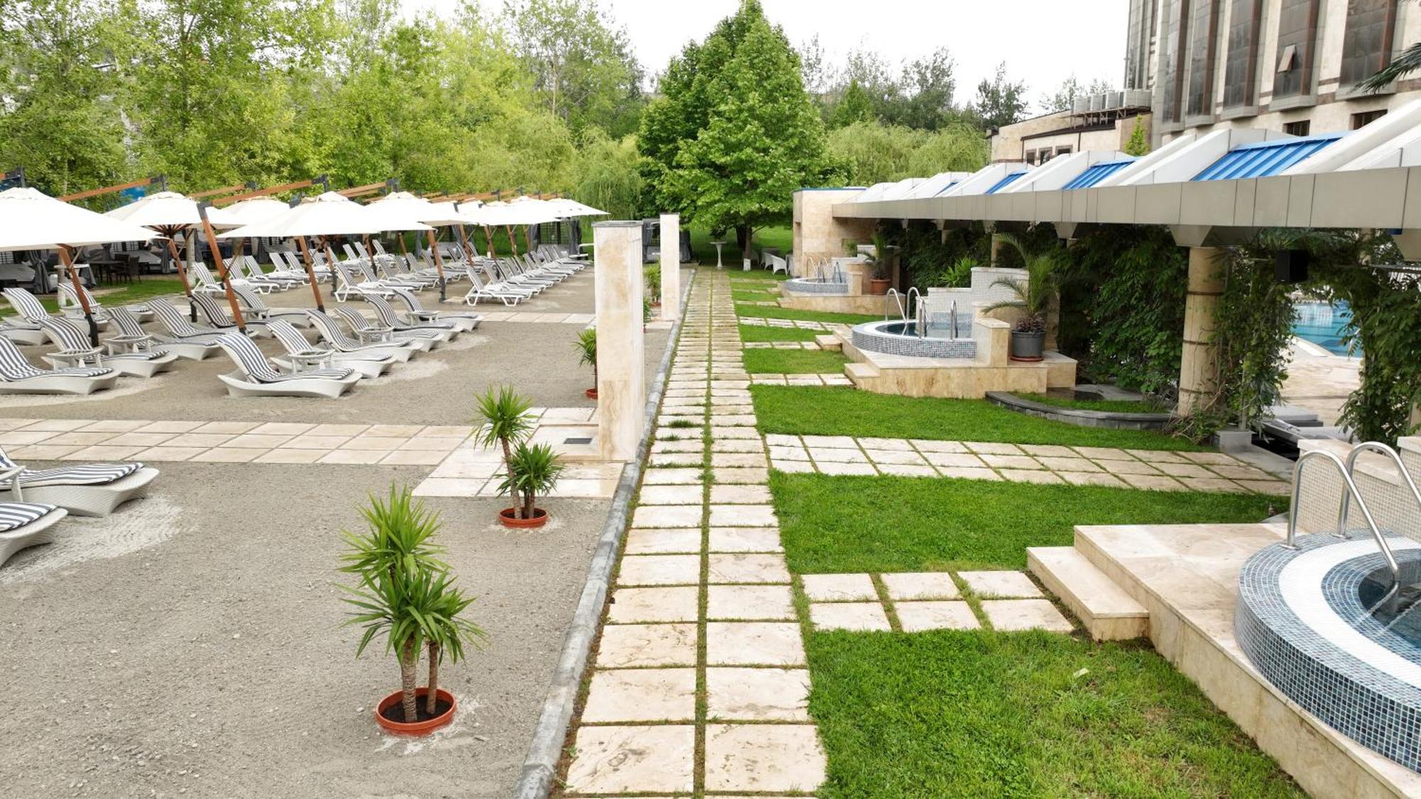Multi Grand Pharaon Hotel Ptghni Exterior photo